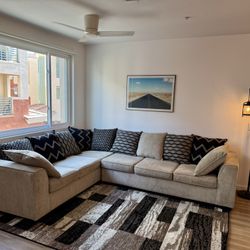 Modern Sectional Couch – Excellent Condition, Like New!