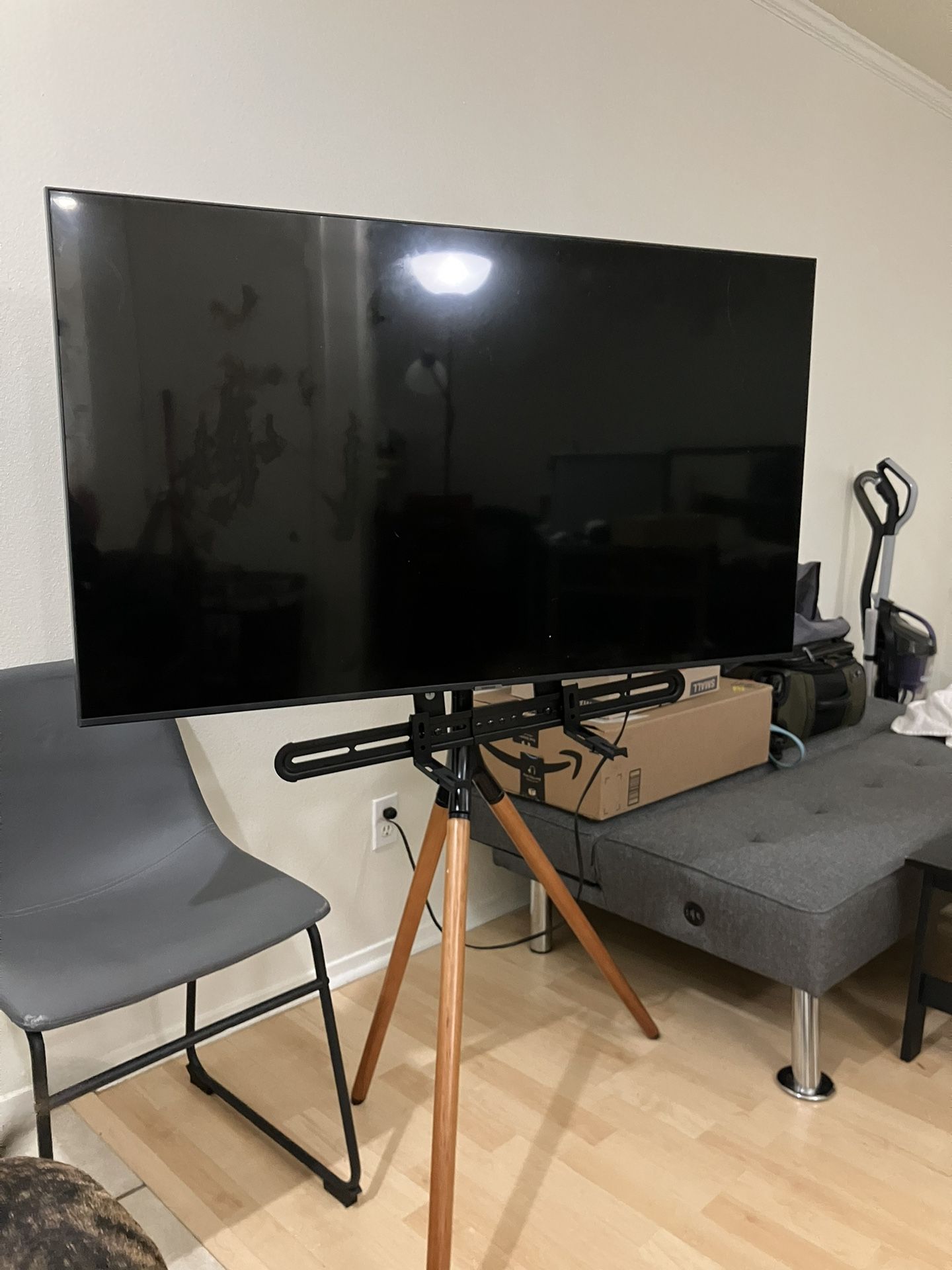 2022 50 inch Samsung TV w/ TV Stand