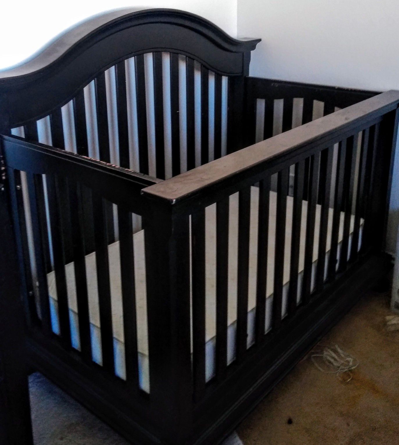 Like new black baby crib toddler bed with mattresses