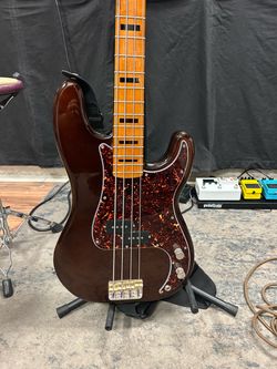 Fender squier classic vibe precision bass
