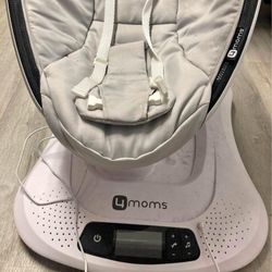 Practically Brand New 4 Moms Mamaroo 