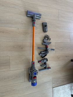 Dyson V8 absolute vacuum great condition