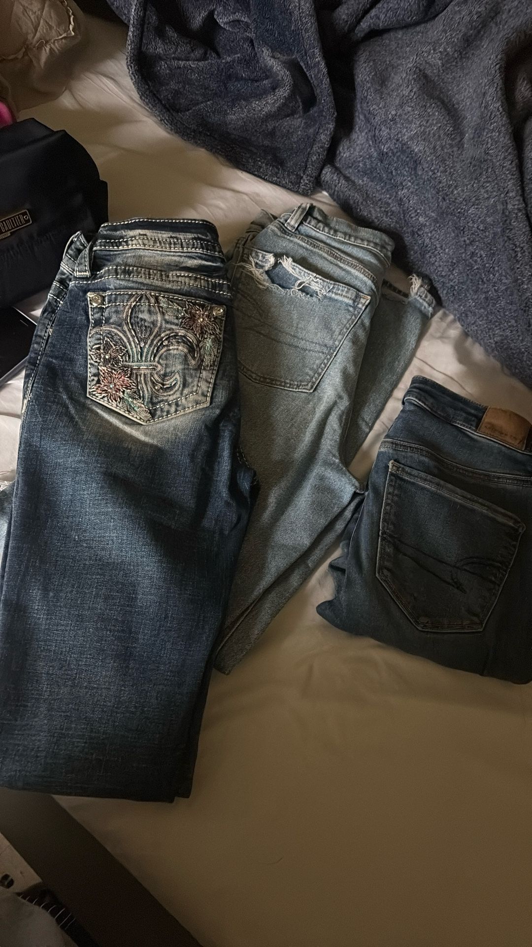 2 American Eagle Jeans 1 Miss Me Individual Each 25$ For The Three 60$