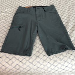 Patagonia Mens Quandary  Shorts 12” Size 30 Slim Fit. Nouveau Green Color.