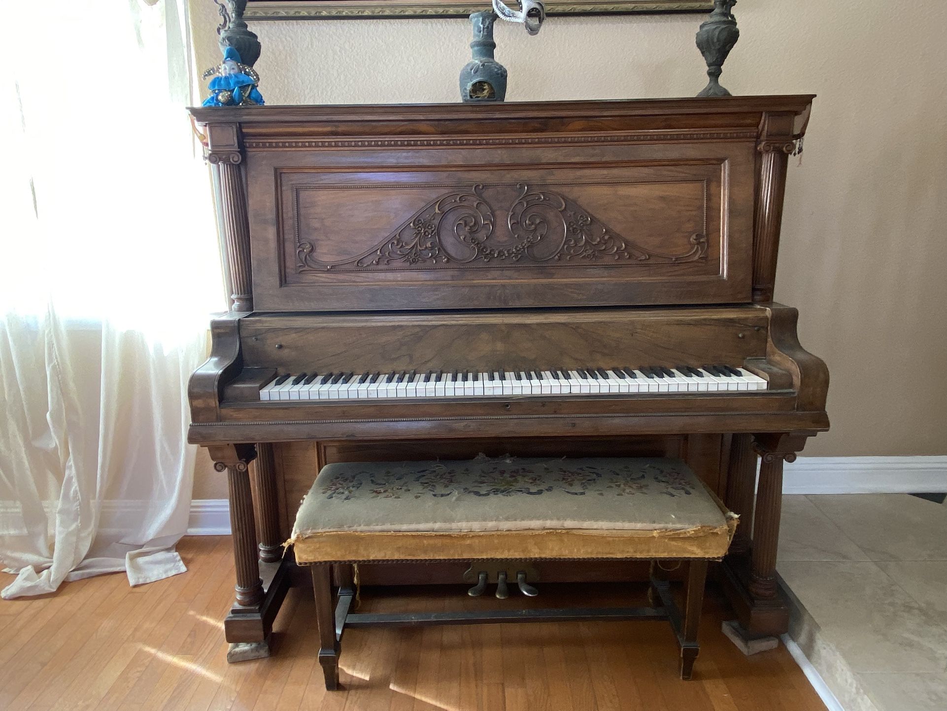 Piano, Upright Antique