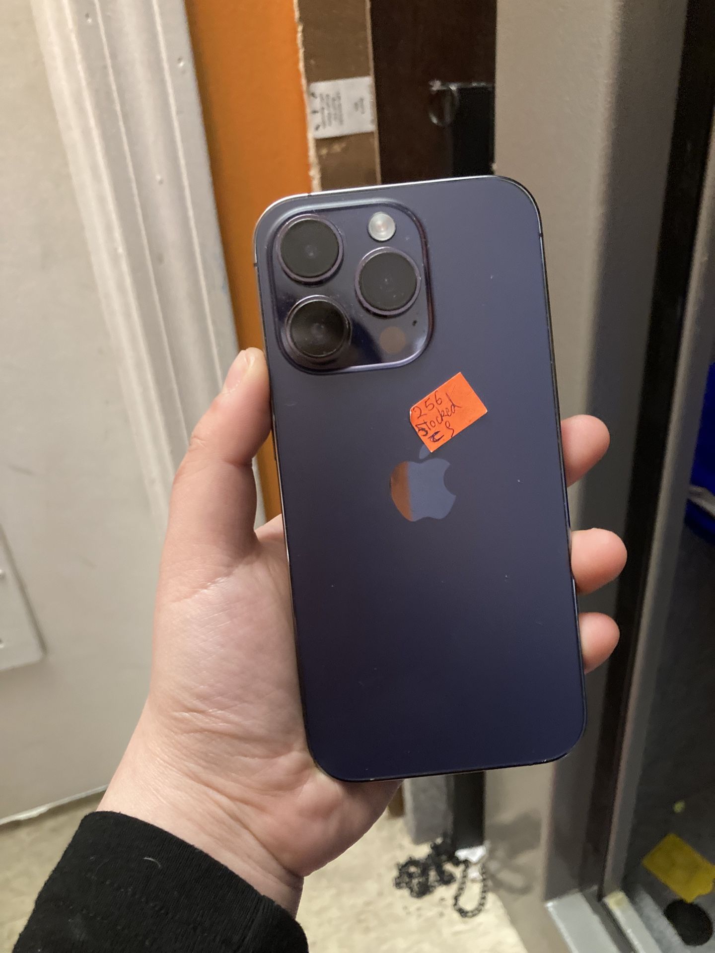 Factory Unlocked Iphone 14 pro 256gb comes with store warranty 