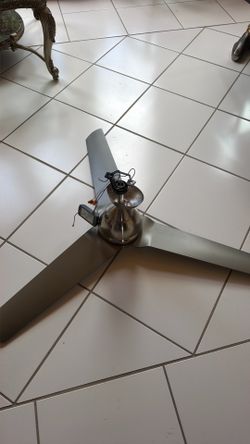 Modern 3-blade ceiling fan in brushed nickel finish.