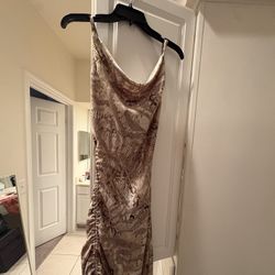 Shop Akira bodycon midi dress 🤎