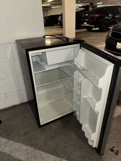 Mini fridge ( best offer takes it today )