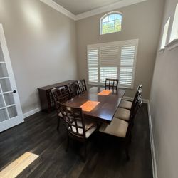 Beautiful 6-8 Seat Dining Set with Hutch/Cabinet!