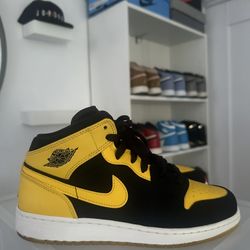 Jordan 1 Retro Mid New Love