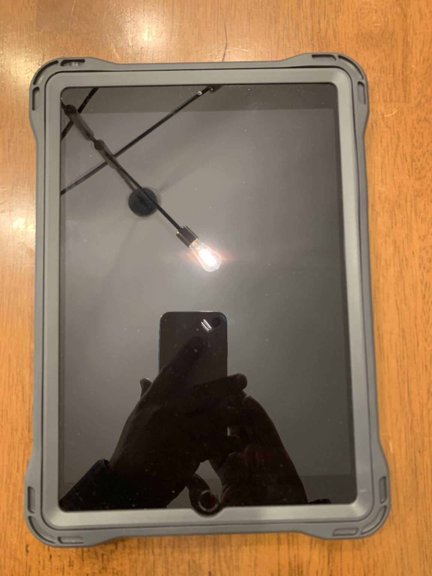 Apple iPad 7th Generation 10.2” 32GB Unlocked Like New With Great Case!