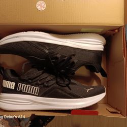 Women's PUMA Sneakers (Size 8.5)