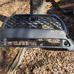 2022-2025 TOYOTA COROLLA CROSS FRONT BUMPER VALANCE AND GRILL JUST SMALL SCRATCHES