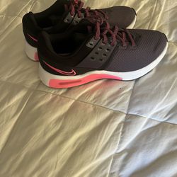 Nike tennis shoes 
