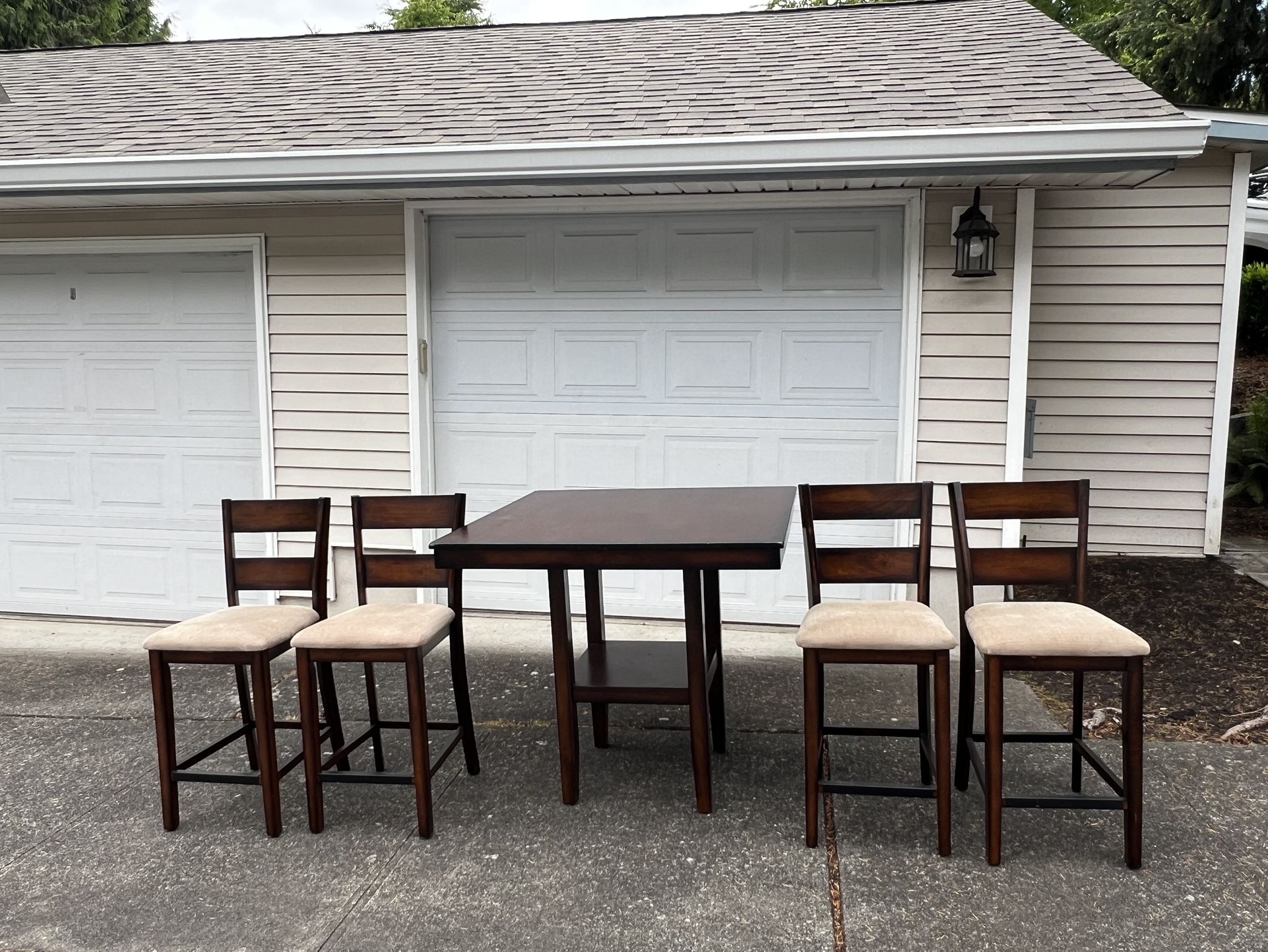 Bar table With 4 Bar stools