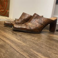 Boots/Small heel