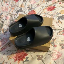 Yeezy Slide Onyx Size 5