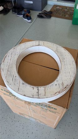 Wooden large "O" letter wall piece