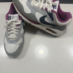 Women’s Nike Sneakers Size 11 Like New 