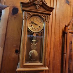 Vintage D & A Wind-Up Wall Clock with Chime - Classic Timepiece Elegance
