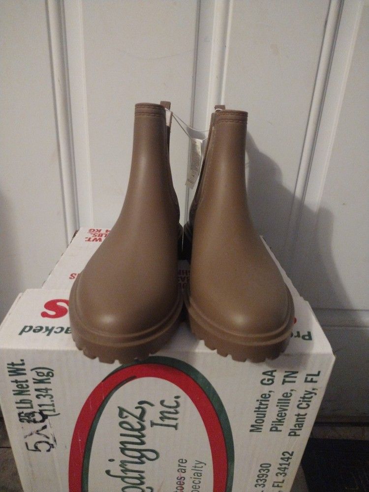 Unisex Old Navy Chelsea Boots Size 8 Nwt