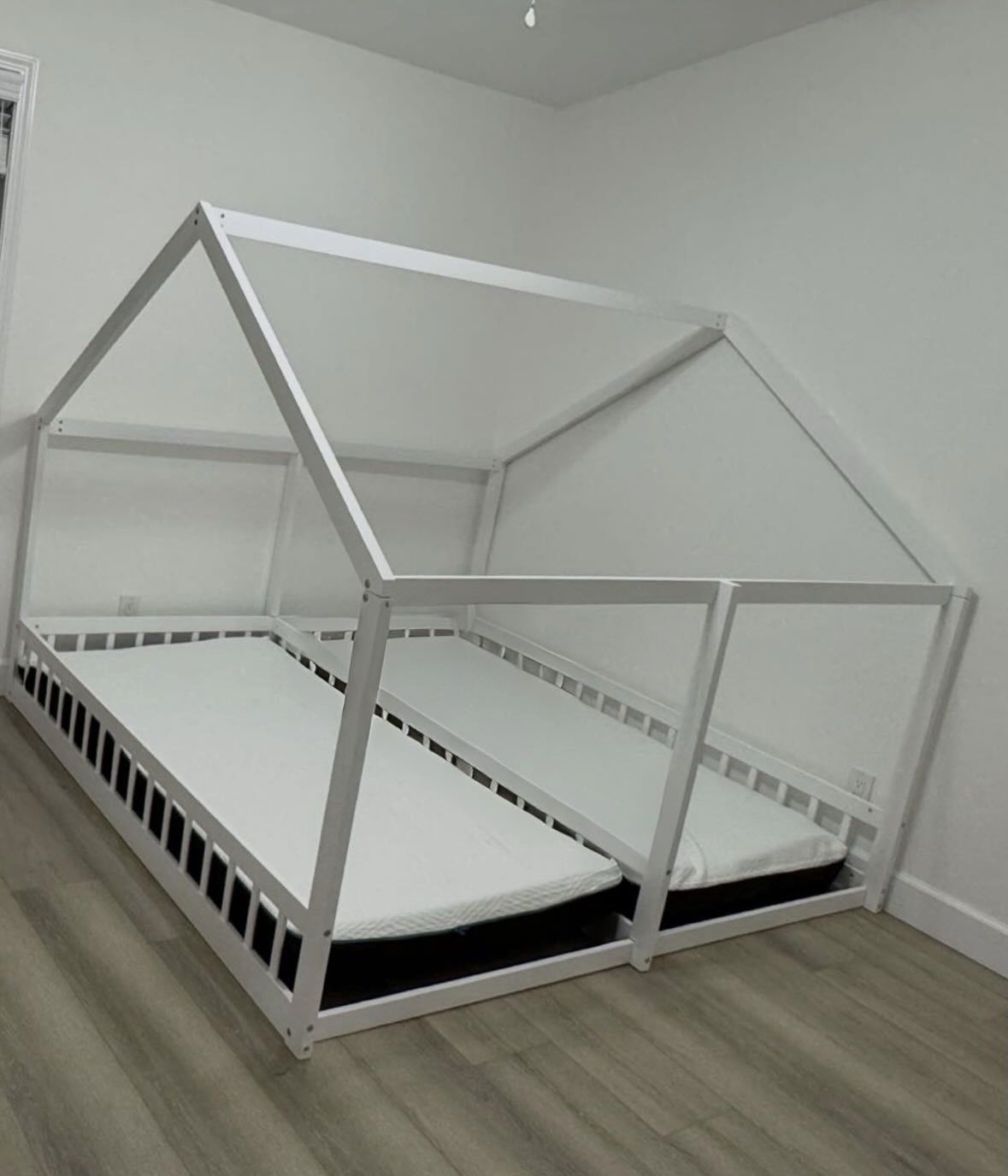 ✨ White House-Style Bed Frame – Excellent Condition ✨