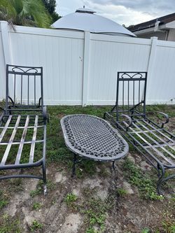 2 Lounge chairs and coffee table