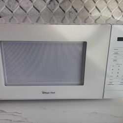 Magic Chef Microwave White. 