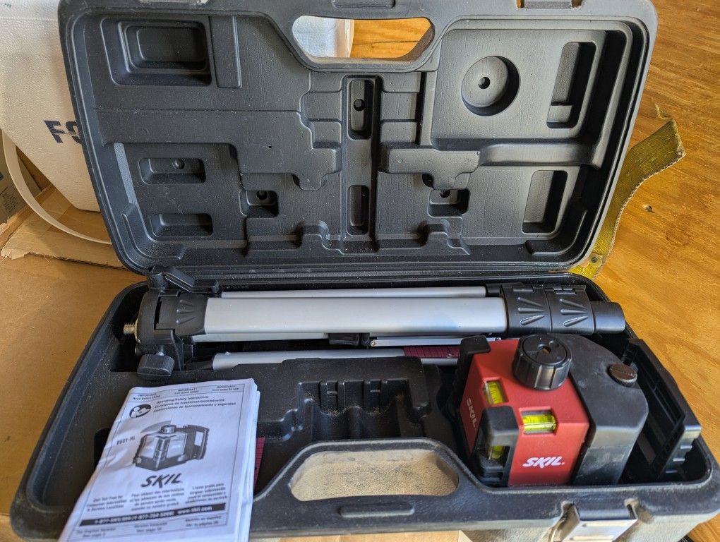 SKIL 8602-RL Level w/Stand in Case