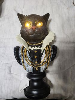 I'm selling a lovely
cat-shaped piece. Its eyes
light up.