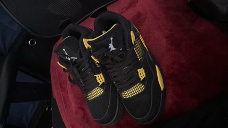 Jordan 4 Retro Thunders (size 9 1/2) Men