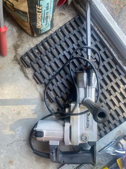 Makita Corded Rotary Hammer Drill, works as should, chisel and case included