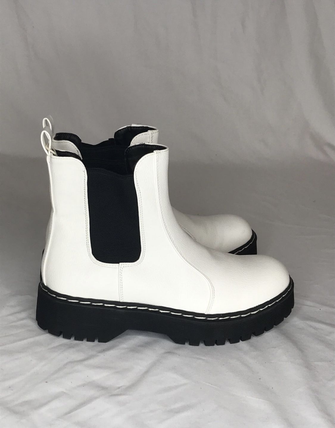 Sincerely Jules Women’s Hippie Slip On Boots New without original box Size 8.5