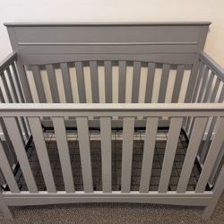 Delta children Skylar 6-1 Convertible Crib - Gray