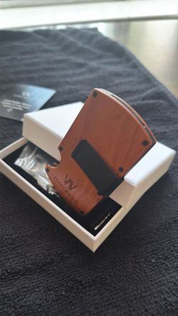 Avant- wood card holder