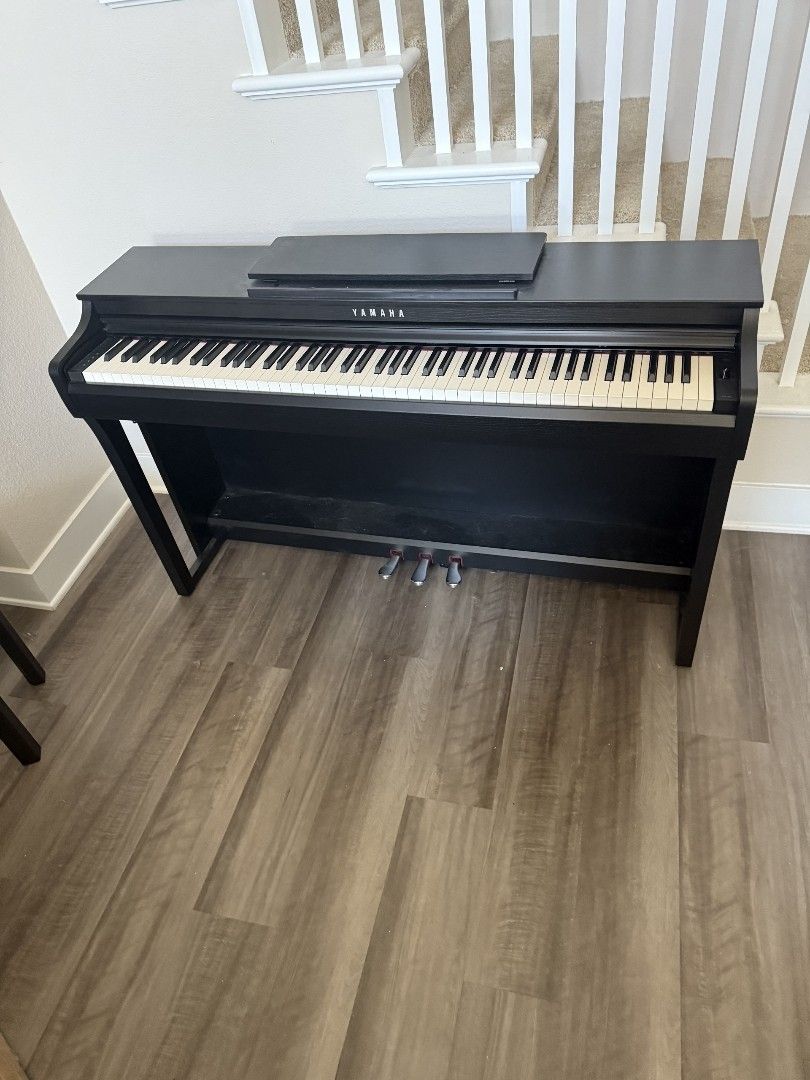 Piano Yamaha CLP 825