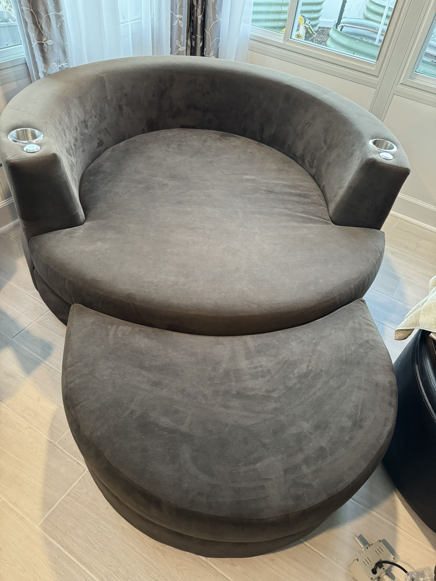 Round Swivel Theatre Chair With Cup Holders And Tray Table