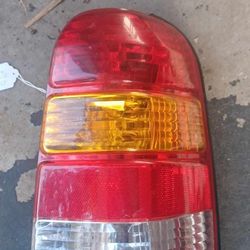 06 Escape Right Taillight 