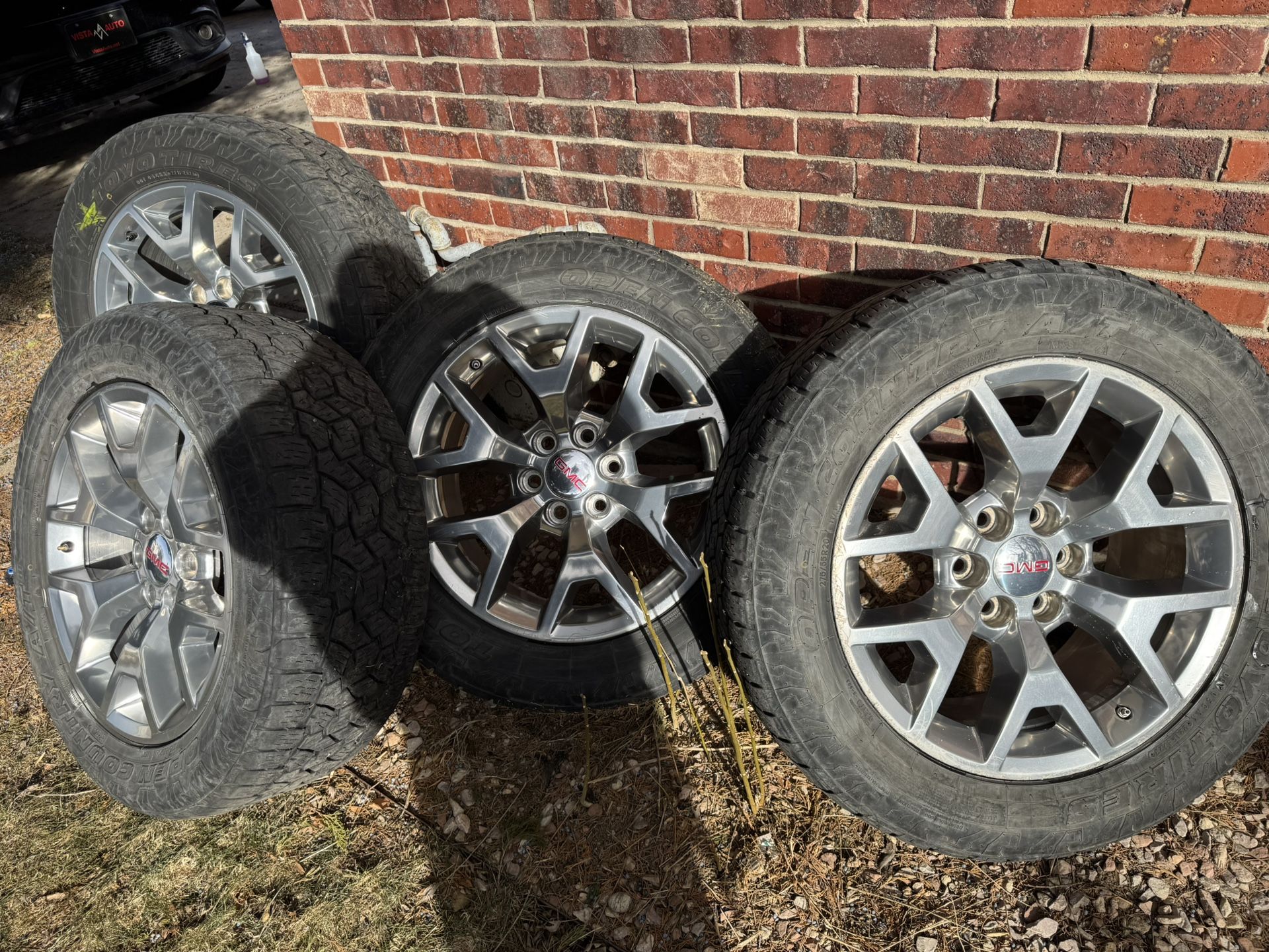4 gmc Sierra 1500 stock rims and tires size 275/55/20