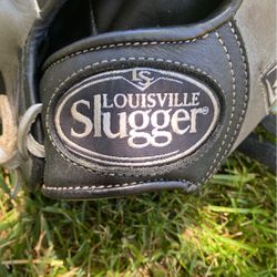 Youth Baseball Glove. Louisville Slugger 
