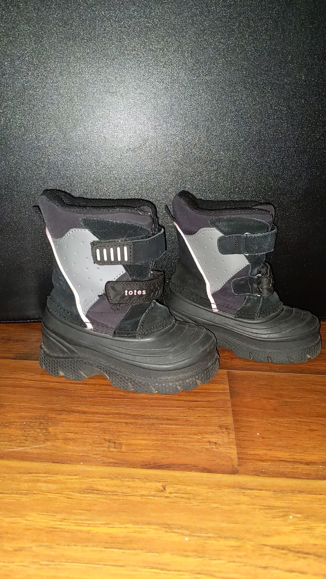 Snow boots size 7 kids , great condition $19