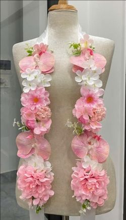Collar de flores artificiales