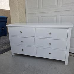 Solid Wood 6-Drawer Dresser – Like New & Heavy Duty