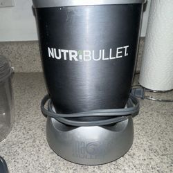 nutri-bullet with blades, cups & lids 
