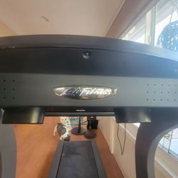 Treadmill: Life Fitness