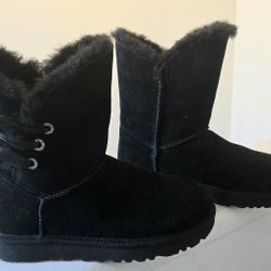 NEW KIDS  UGGS  BOOTS _ SIZE 5 USA- BLACK  