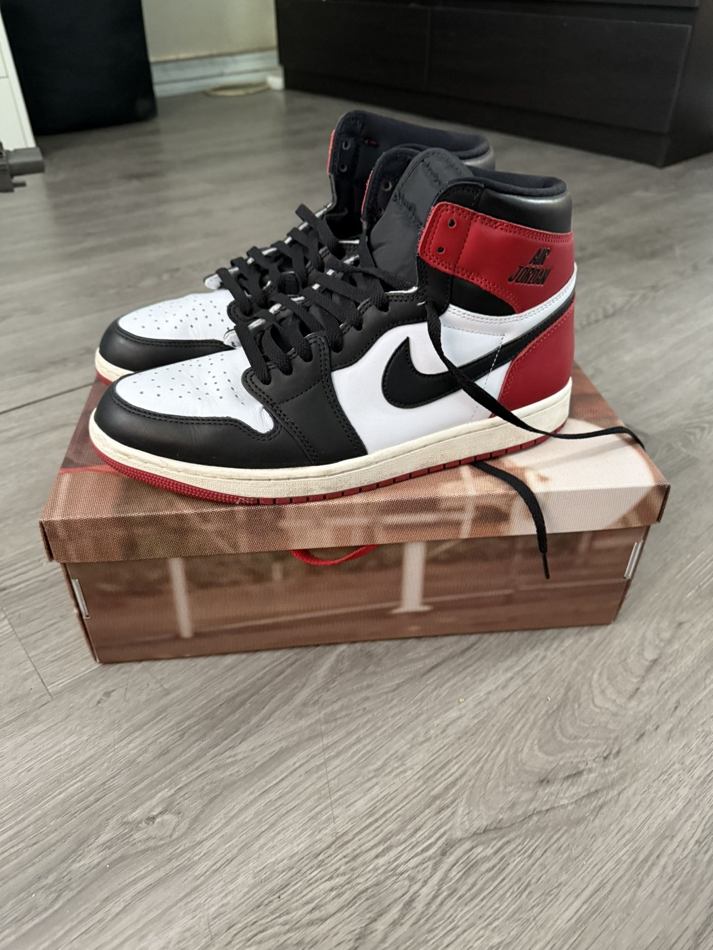 Air Jordan 1 Retro High OG "Black Toe"
