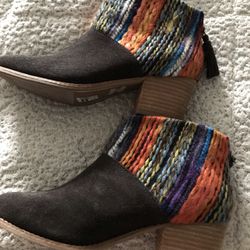 Toms Authentic New 2.5 Inch High Heel/ Size 8 With Tassel in back Zipper