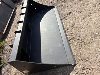 Skid steer bucket